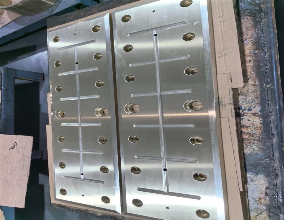 Metal Industrial Parts Precision Machining Bronze Metal Liners Plates factory